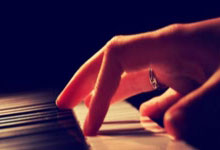 是红牌吗?世界杯预选赛哲科被对手踢断鼻梁,主裁判连黄牌都没出.